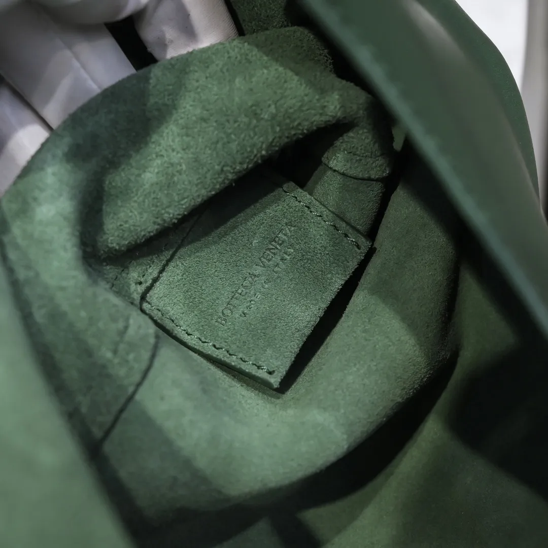 Bv🔥New Small Cradle Latest Triangular Underarm Bag △Highly Recommended This Winter New Product~😍This is a charm that has nowhere to be placed. It has a fashionable shape, Bv’s representative logo triangle buckle, and a large space capacity. It is unique to other features~This winter’s mix and match belongs to it! Hot style for men and women🔥Size: 30x23x16cm small size